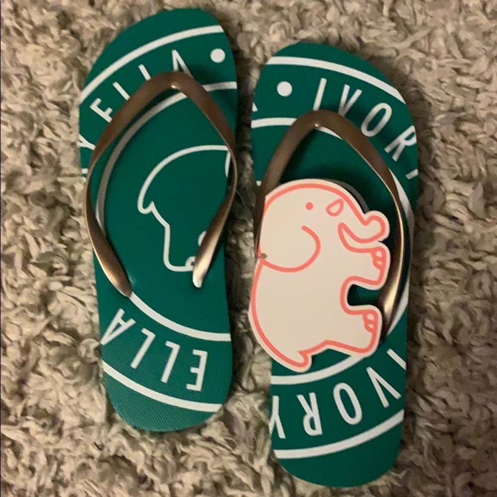 New ivory Ella green flip flops size 7
